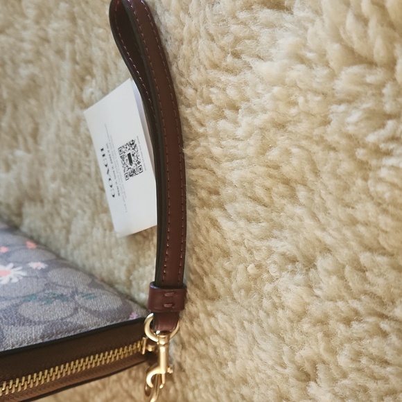 NWOT Coach Signature Wildflower Long Zippered Wallet/Wristlet 🤎🩷🌸🎁 - Picture 5 of 16